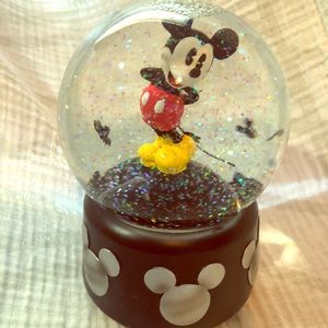Mickey mouse snow globe